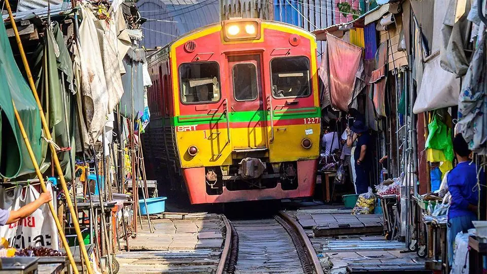 mercado sobre la via del tren mae klong